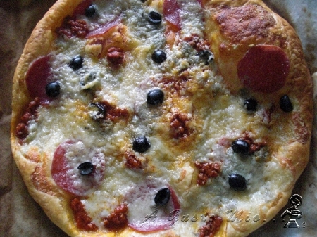 Pizza veloce con salame, olive e gorgonzola 03