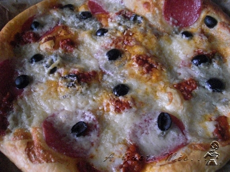 Pizza veloce con salame, olive e gorgonzola 03_zoom